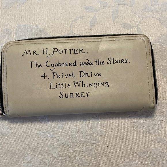 Harry Potter Hogwarts acceptance letter Cream Wallet with Red Seal - Picture 3 of 4